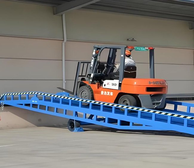公主岭移动式卸货平台（叉车用）